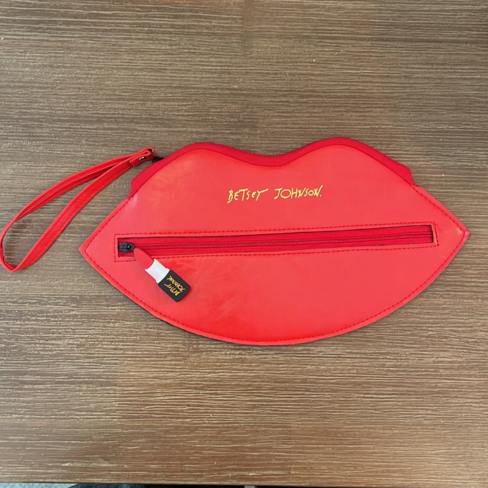 Betsy Johnson Lips Writstlet Clutch
